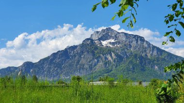 Hallstatt Gölü kıyısındaki Hallstatt köyü Avusturya 'nın dağlık Salzkammergut bölgesinde.