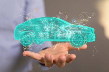 Holografik akıllı bir arabanın 3 boyutlu görüntüsünü sunan bir adam.