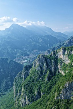 Piani d 'Erna' nın dikey görüntüsü Lecco, Lombardia, İtalya yakınlarında.