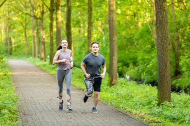 Kafkasyalı iki genç erkek ve dişi ormanda koşuyorlar.