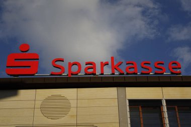 Sparkasse Kaiserslautern binasının çatısı ve etiketi bulutlu bir gökyüzü altında, konsept: finansal kriz, kara bulutlar