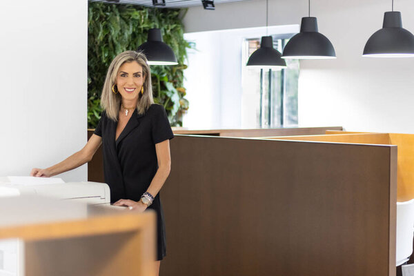 Красивый снимок белой женщины, работающей в современном бизнес-центре