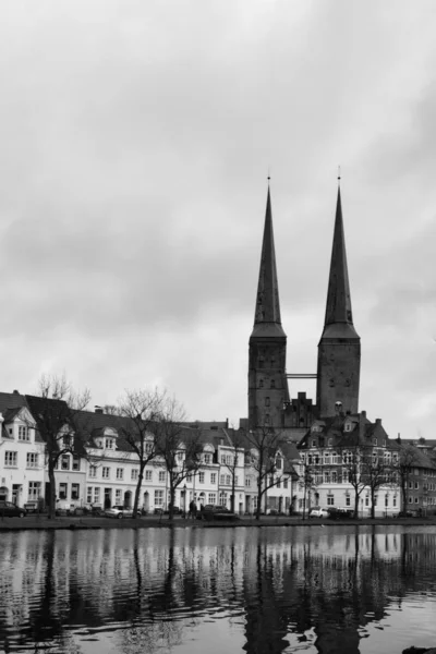 Grayscale Vertical Shot Mary Church Reflected Trave River — Stockfoto