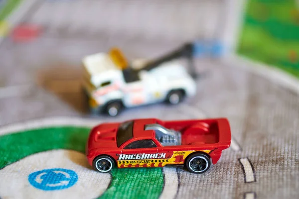 美泰热轮在玩具店路垫上的前瞻性玩具车视图 — 图库照片
