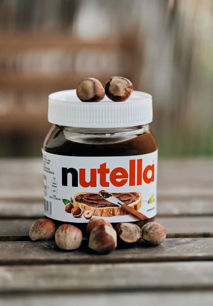 Burk Fererro Nutella Hasselnöt Utspridd Ett Träbord — Stockfoto