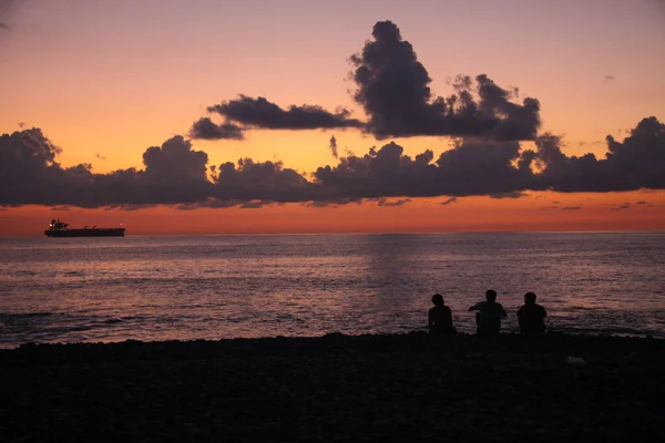 Three Man Silhouettes Peacefully Resting Beach Ship Silhouette Background Batumi — Stock Photo, Image