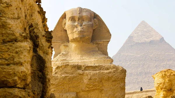 Front Closeup View Great Sphinx Giza Great Cheops Pyramid Background — Foto de Stock
