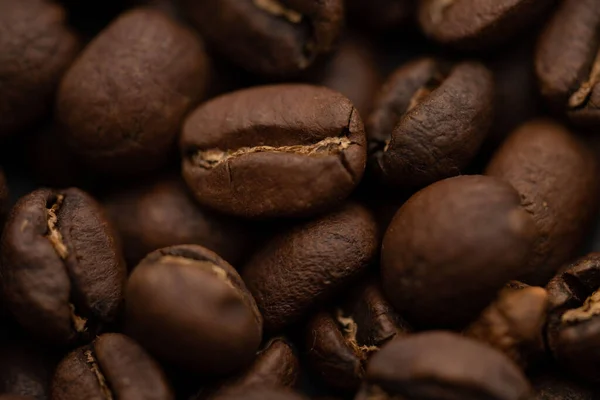 一堆黑咖啡豆的特写镜头 — 图库照片