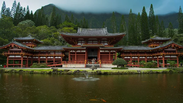 Una Vista Panoramica Del Tempio Buddista Byodo Circondato Stagni Verde — Foto Stock