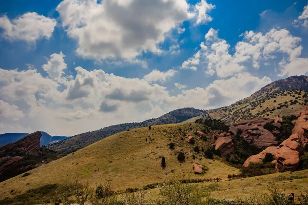 美丽的风景 有粗糙的岩石和小山 红岩公园 美国科罗拉多 — 图库照片