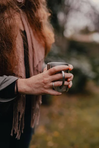 コーヒーカップとフラスコ付きの女性の園芸 — ストック写真
