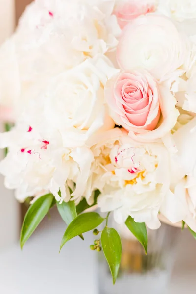 Gros Plan Bouquet Nuptial Avec Des Roses — Photo