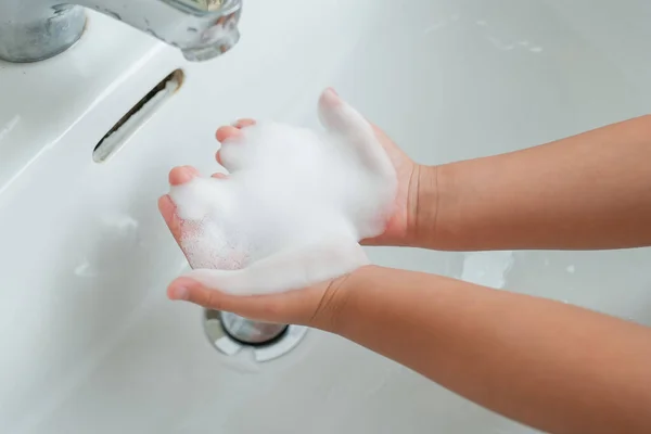 Niño Lavándose Las Manos Con Jabón — Foto de Stock