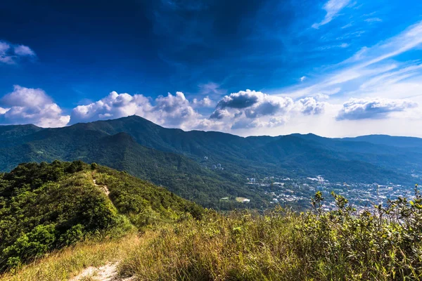 Dağ Sıralarının Güzel Manzarası Altında Bulutlu Gökyüzü Olan Bir Kasaba — Stok fotoğraf