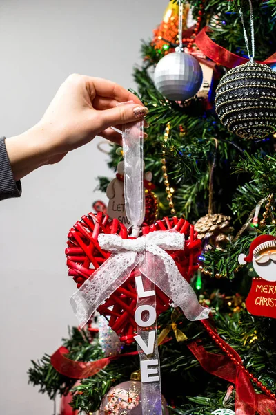 Noel Ağacına Süslemeler Asan Birinin Dikey Bir Fotoğrafı — Stok fotoğraf