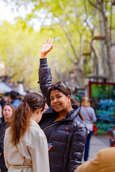 Barcelona Spain April 2022 Colored Girl Raising Her Hand Looking — Stock Photo, Image