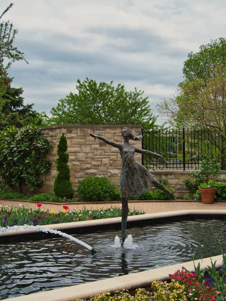 Vertikalt Bilde Dansende Kvinnelig Skulptur Muriel Kauffman Memorial Gardens Kansas – stockfoto