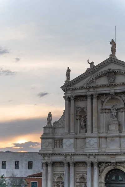 Вертикальный Снимок Церкви Святой Сюзанны Карло Мадерны Закатом Гондоле Венеция — стоковое фото