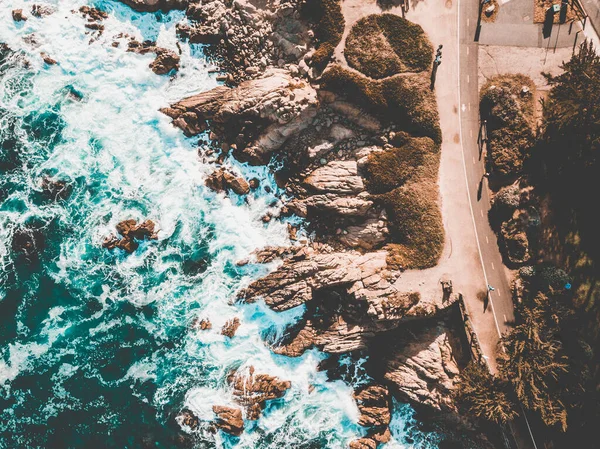 岩の多い海岸と泡立つ波の空中写真 — ストック写真