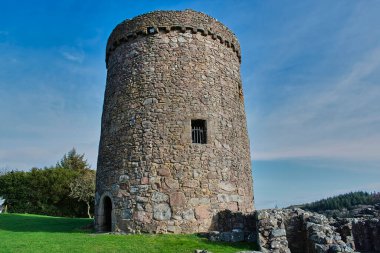 İskoçya 'da Kirkcudbrightshire, Dumfries ve Galloway' deki Orchardton Kulesi 'nin güzel bir manzarası