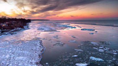 Gün batımında denizin güzel bir görüntüsü
