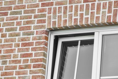 Kırmızı tuğladan evin çatısının detayları.