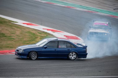 Opel Omega yarış pistinde sürükleniyor