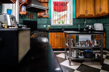 Tezgahın altında ve üstünde ekose bir döşeme, radyo, sökücü, pencereler dış taraftan bağlanıyor.