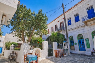 Hayır, Yunanistan. 28 Aralık 2010: Yunanistan 'ın Ios adasındaki güzel Chora köyü, geleneksel kiliseleriyle