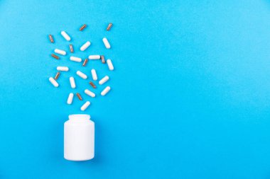 Fotokopi alanı ile mavi arkaplan üzerinde ilaç tabletlerinin üst görünümü