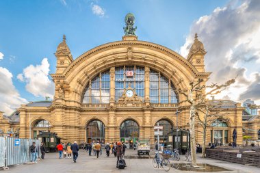 Frankfurt am Main, Almanya 'daki eski bir binanın alçak açılı görüntüsü.