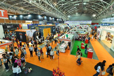 Torino Oval Lingotto 'daki uluslararası kitap fuarındaki insanların yüksek açılı görüntüsü. Torino, İtalya.
