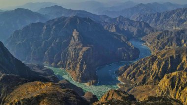 Pearl Lake, Çin 'deki dağların ve nehirlerin havadan görünüşü.