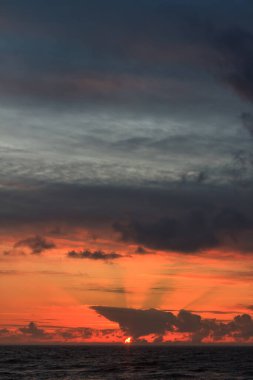 Baltık Denizi kıyısında gün batımının büyüleyici bir görüntüsü.