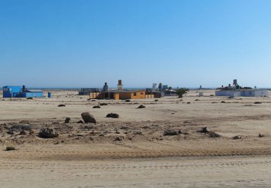 Güneşli bir günde Namibya 'nın Atlantik kıyısında Wlotzkasbaken' in mavi gökyüzüne karşı tatil yerleşiminin güzel bir görüntüsü.