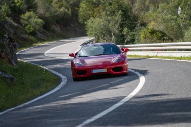 Yoldaki güzel kırmızı Ferrari 'nin manzarası.