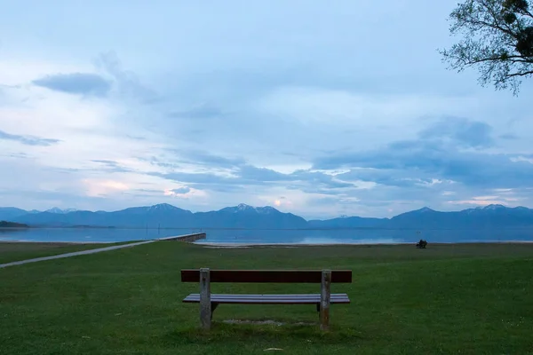 Beautiful Shot Wooden Bench Seebruck Chiemsee Park Mountains View Bavaria —  Fotos de Stock