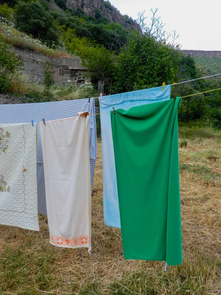 Die Laken Trocknen Auf Einer Wäscheleine Mit Einem Berg Hintergrund — Stockfoto