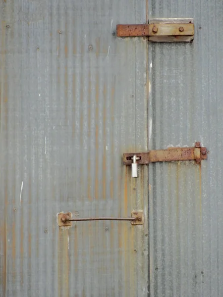 Вертикальный Крупный План Закрытой Ржавой Металлической Двери — стоковое фото