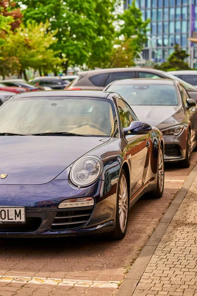 Parked Porsche Sports Car Trowalk City Center — стоковое фото