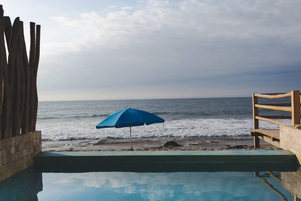 Avkopplande Utsikt Över Strand Peru Från Pool — Stockfoto