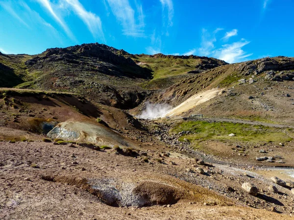 Zlanda Bir Dağda Sigara Içilen Bir Gayzer — Stok fotoğraf