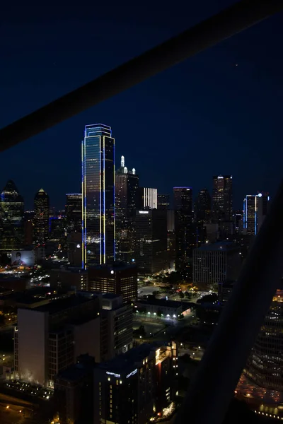 Gece yarısı Dallas, Teksas 'ta aydınlanmış modern gökdelenlerin dikey görüntüsü.