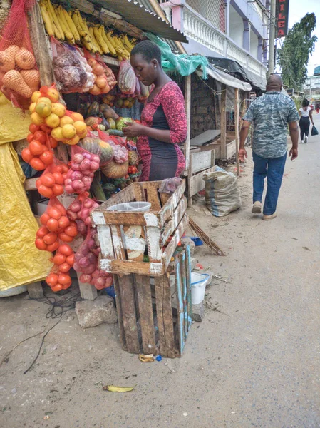 Мтвапа Кения Апреля 2022 Года Молодая Кенийская Женщина Покупала Еду — стоковое фото