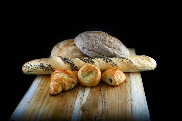 Variety Bread Wooden Cutting Board Black Background — Foto de Stock