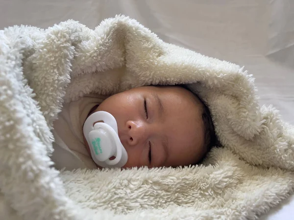 Zoete Rustige Baby Liggend Een Wit Laken Genieten Overdag Dutje — Stockfoto