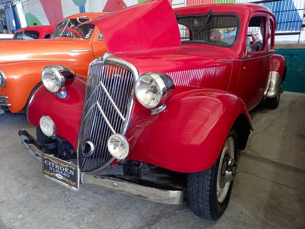 Vintage Rouge Élégant Citroën Traction Avant Legere Dans Une Cour — Photo