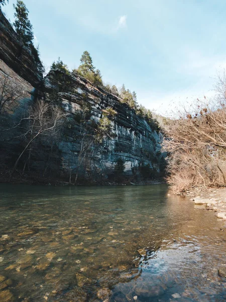 Vertical Shot Buffalo River Cliff Bluff Background Blue Sky — Fotografia de Stock