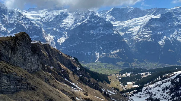 Uma Bela Vista Montanhas Todas Cobertas Neve Suíça — Fotografia de Stock