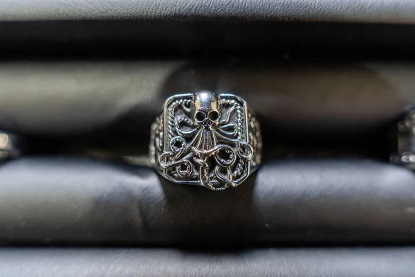 Closeup Shot Silver Ring Octopus Skull — 스톡 사진